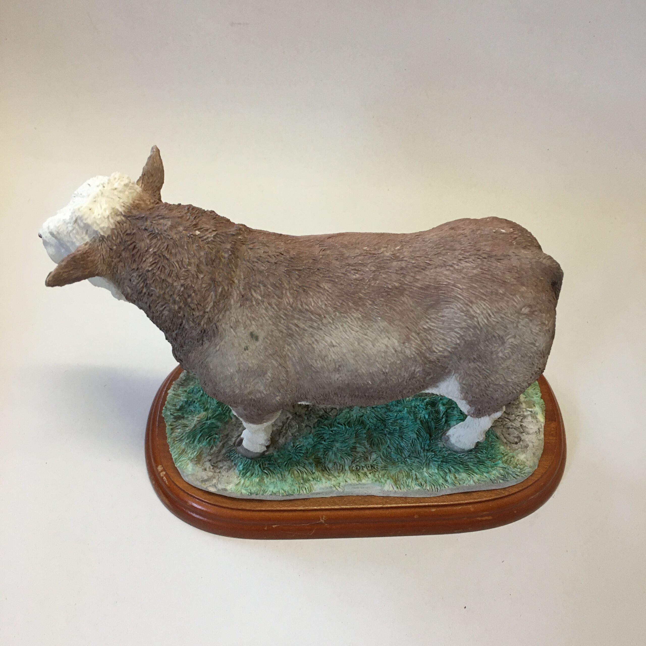6587(1) Border Fine Arts Simmental Bull (from the County Show series, model code A0741) mounted on a wooden display base - Image 2