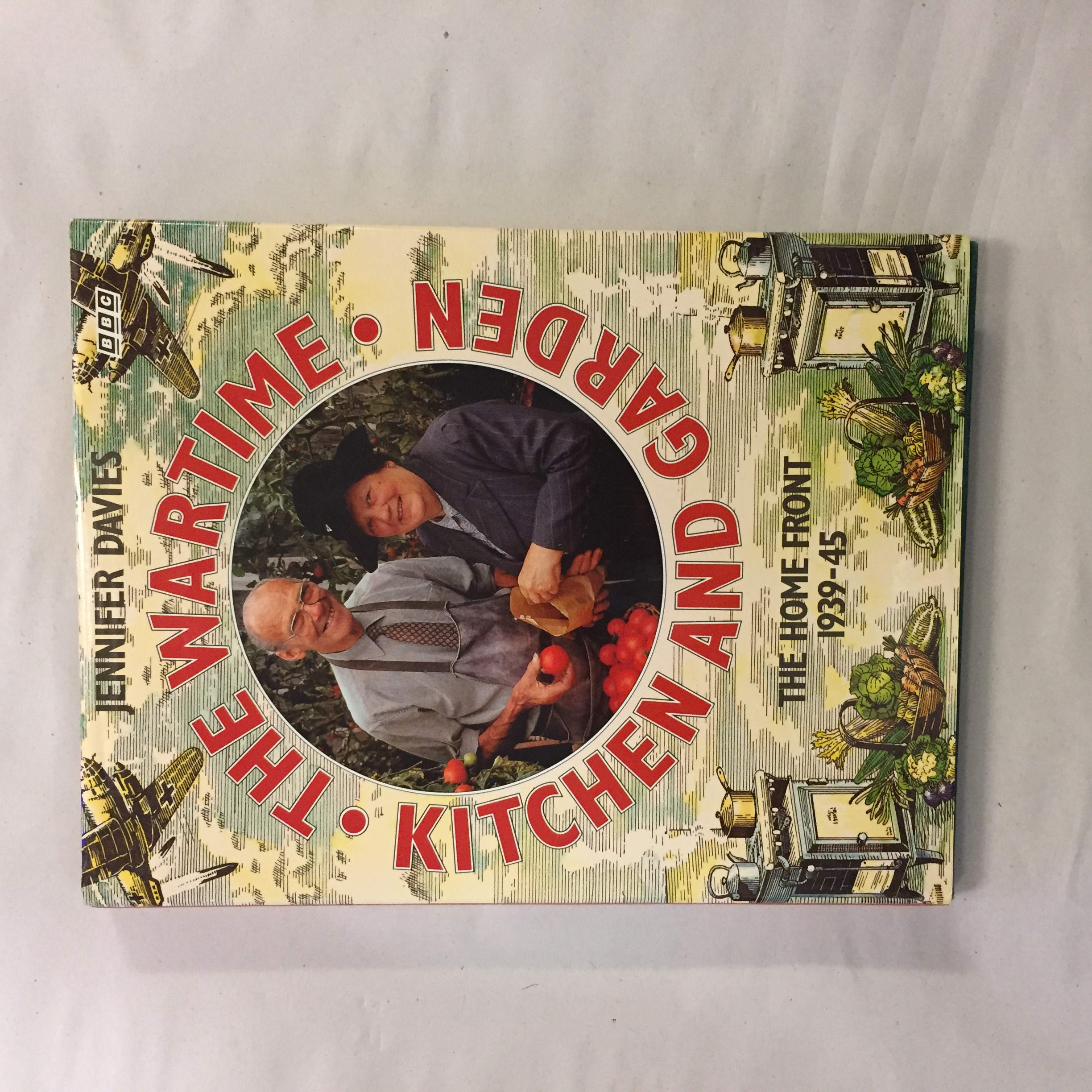 6763-18 The Wartime Kitchen and Garden: The Home Front 1939–45, Jennifer Davies, BBC Books